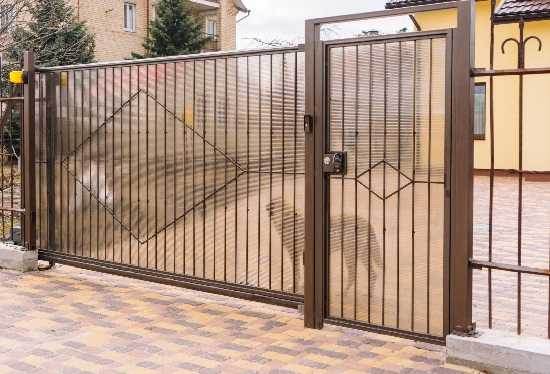 Купить ворота из профлиста с элементами ковки, с металлическими столбами в рамке или под дерево в Колпино от 155565 руб